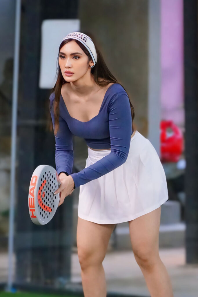 Foto Padel Seksi Intan Saumadina Pose nungging rok mini putih