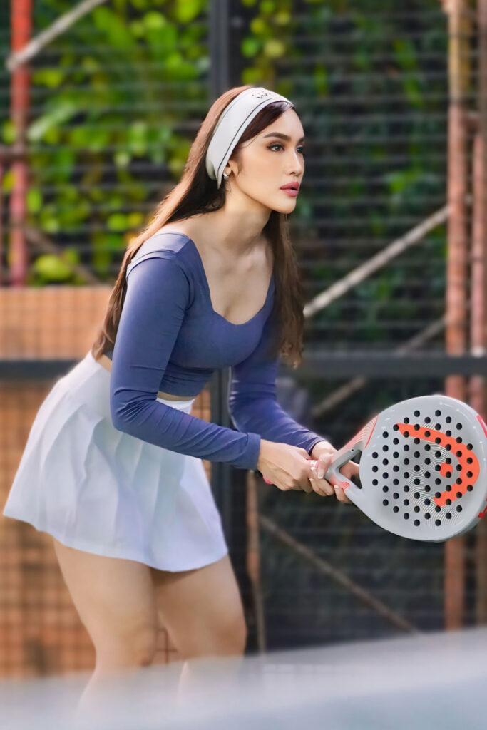 Foto Padel Seksi Intan Saumadina Pose stand By Cantik