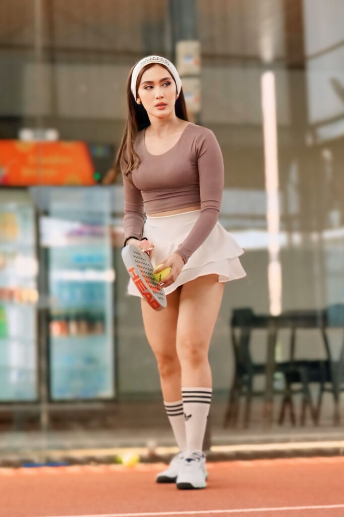 Foto Padel Seksi Intan Saumadina Rok Mini Putih Mulus