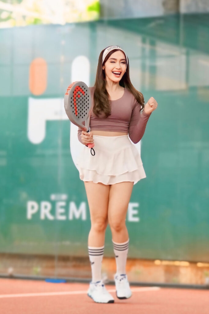 Foto Padel Seksi Intan Saumadina Senyum Cantik