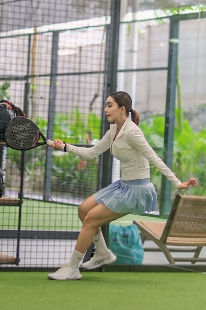 Foto Padel seksi Edelways Cen Chindo pose keren aksi