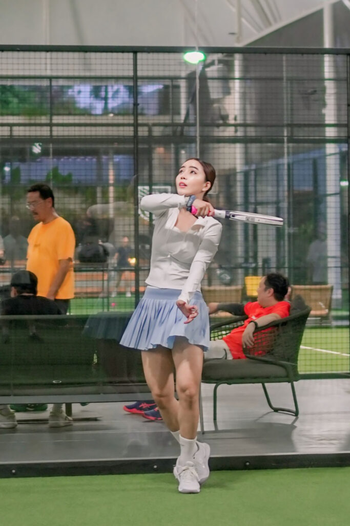 Foto Padel seksi Edelways Cen Chindo pukul bola