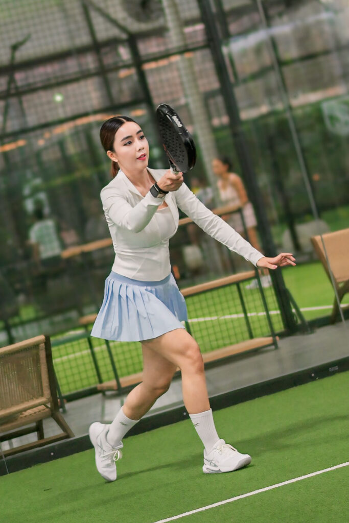 Foto Padel seksi Edelways Cen Chindo pukul bola lapangan