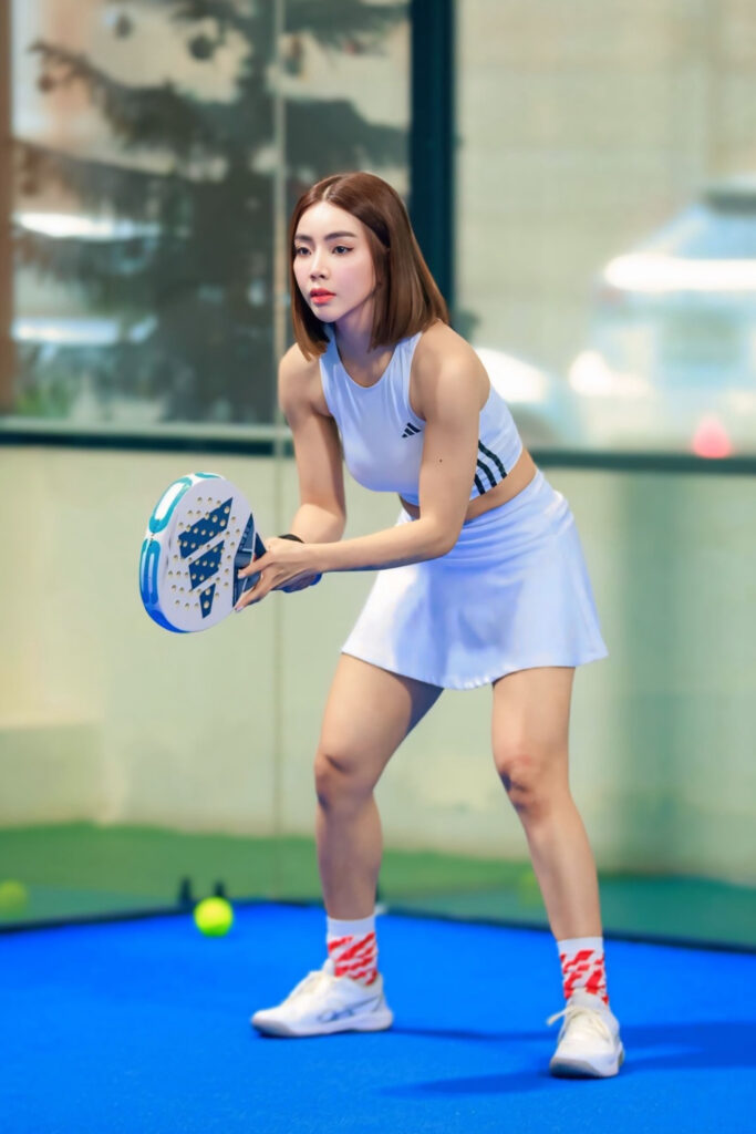 Foto Padel seksi Edelways Cen Chindopose bungkuk hot