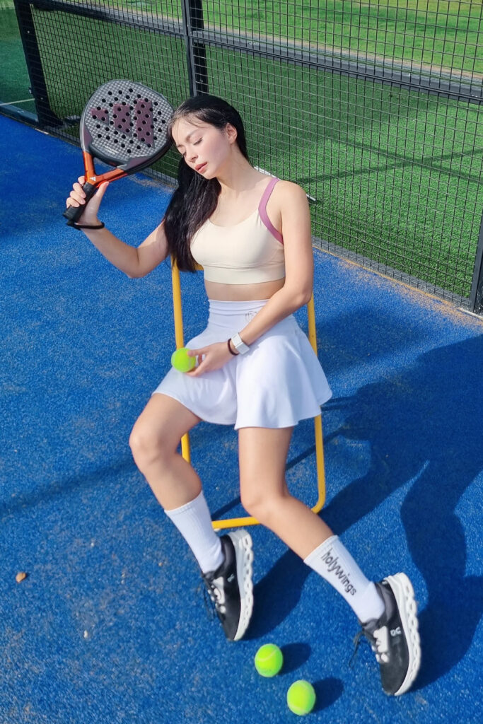 Foto Seksi Sandra Olga Main Padel Duduk pamer kaki indah