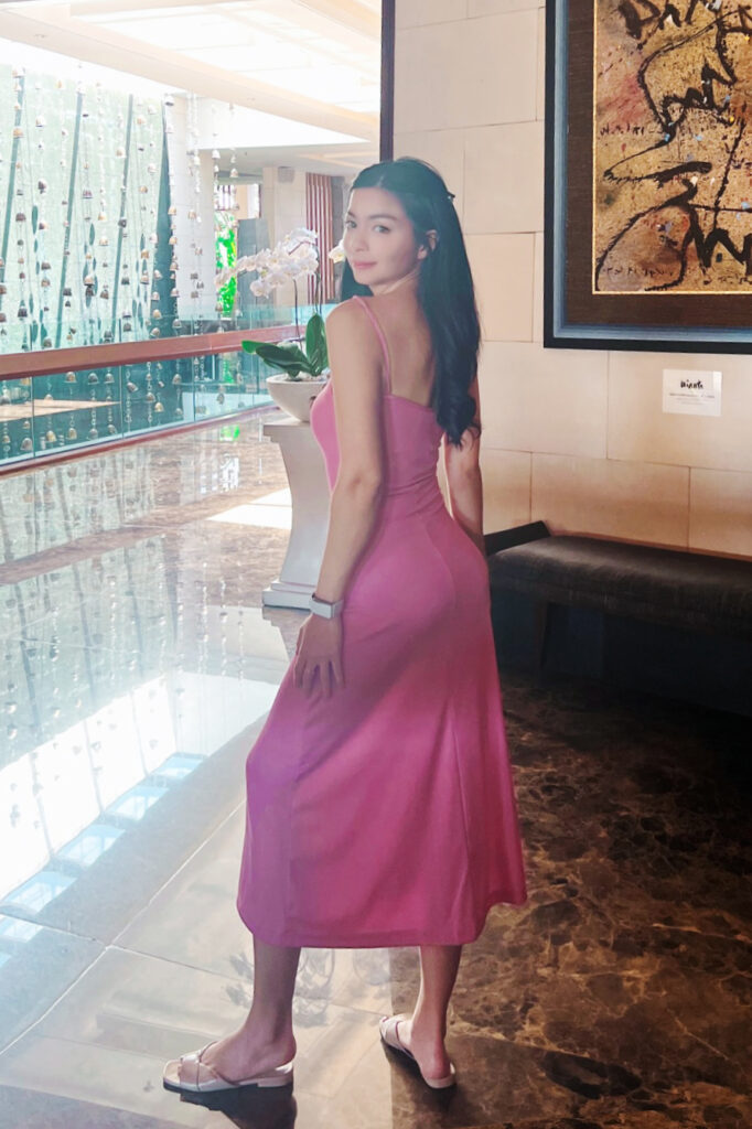 Foto seksi Pink Sandra Olga Backpose Nungging Bokong Montok