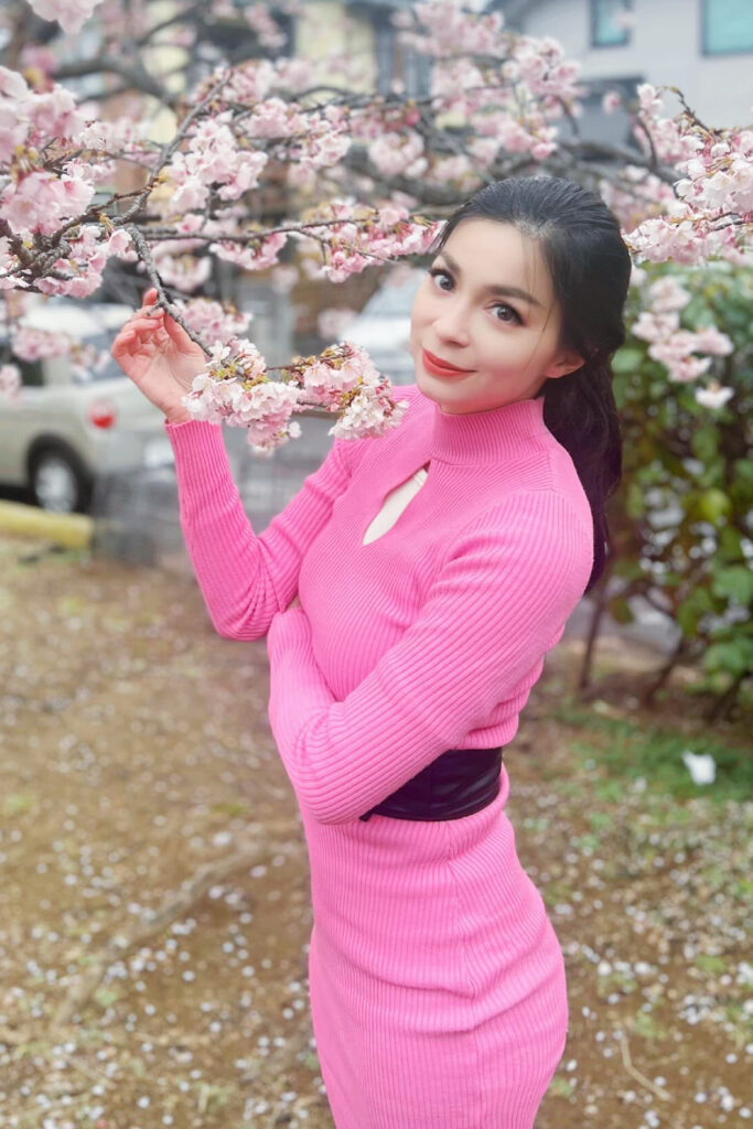 Foto seksi Pink Sandra Olga Bunga Sakura Mata Indah