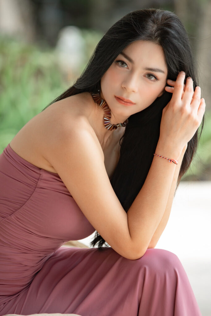 Foto seksi Pink Sandra Olga Tatapan Mata Menggoda