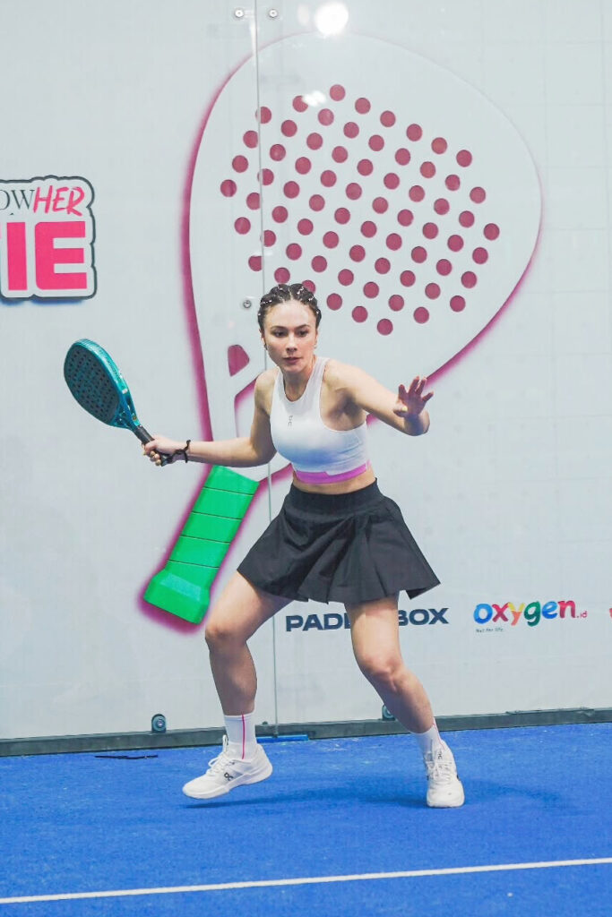 Foto seksi Wulan Guritno Padel Pose Pukul Bola