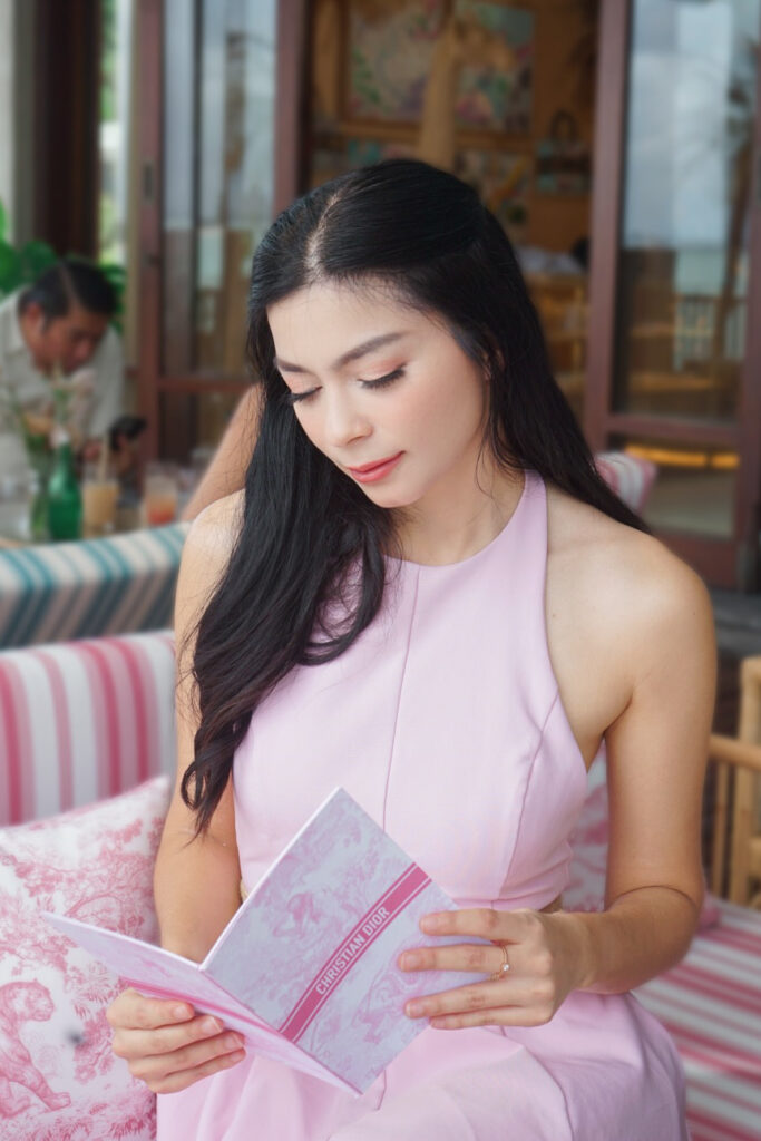 Gaun Seksi Pink Sandra Olga Baca Buku
