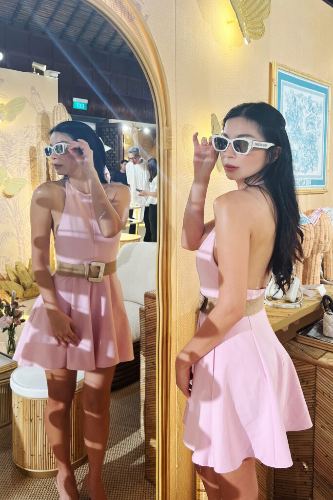 Gaun Seksi Pink Sandra Olga depan Cermin