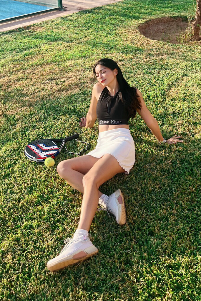 Jasa Foto Seksi Sandra Olga Main Padel Pose baring