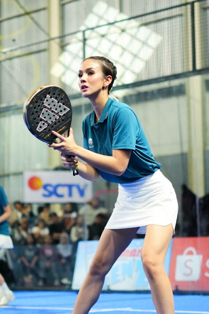 Naysa Marcella Foto Padel Seksi Pose nungging rok Mini Putih