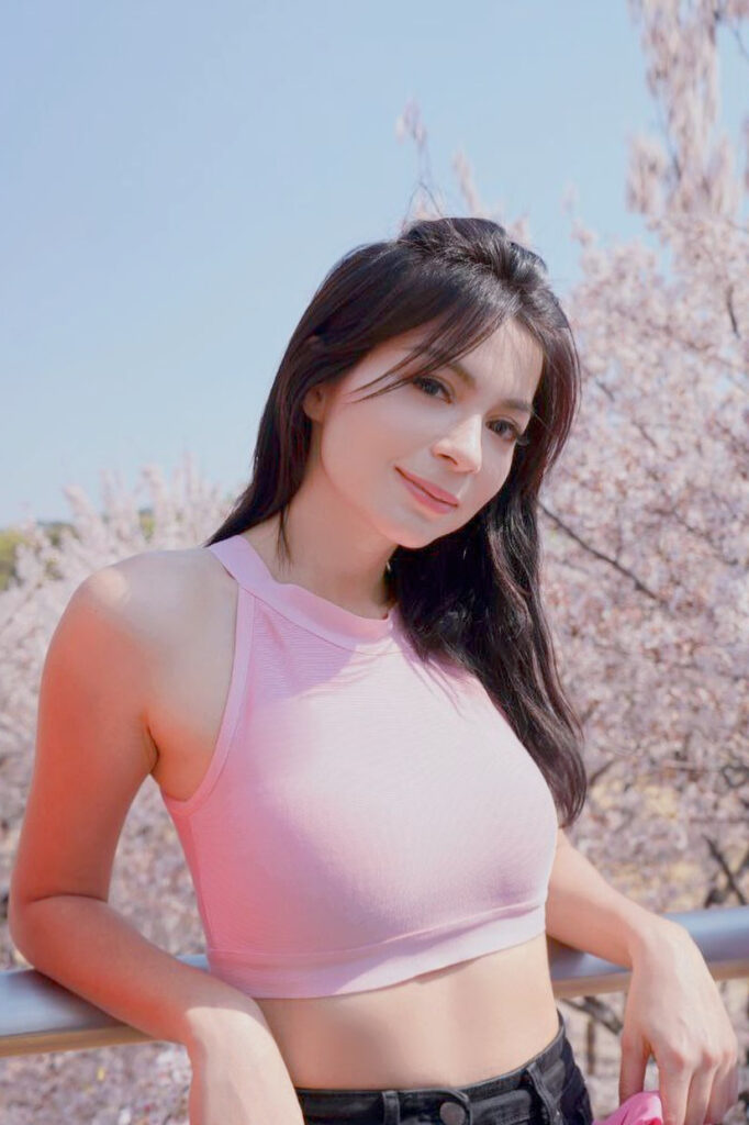 Tanktop pink Ketat simpel dan Manis Kulit Mulus Sandra Olga