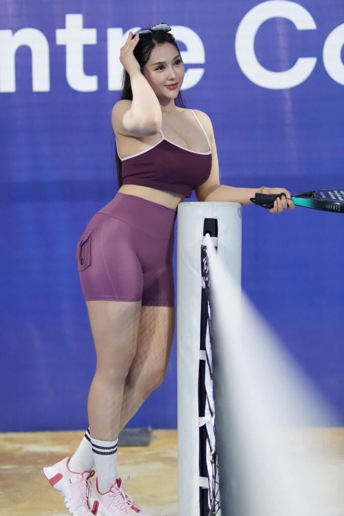 Foto Seksi Amelia NS Padel Pegang Kacamata