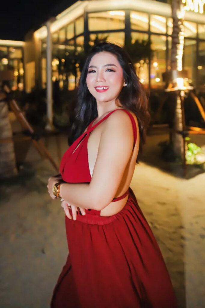 Foto Seksi Queen R Cece Anjella Merah