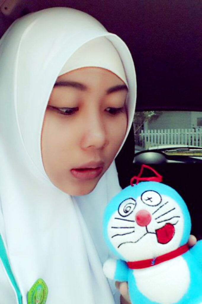 Foto Selfie Ani Revani Di Dalam Mobil Senyum manis Peluk Doraemon