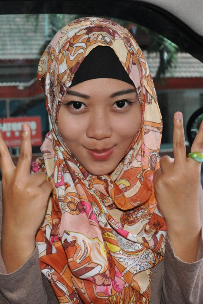 Foto Selfie Ani Revani Di Dalam Mobil Senyum manis Pose PEace Bibir Sensual