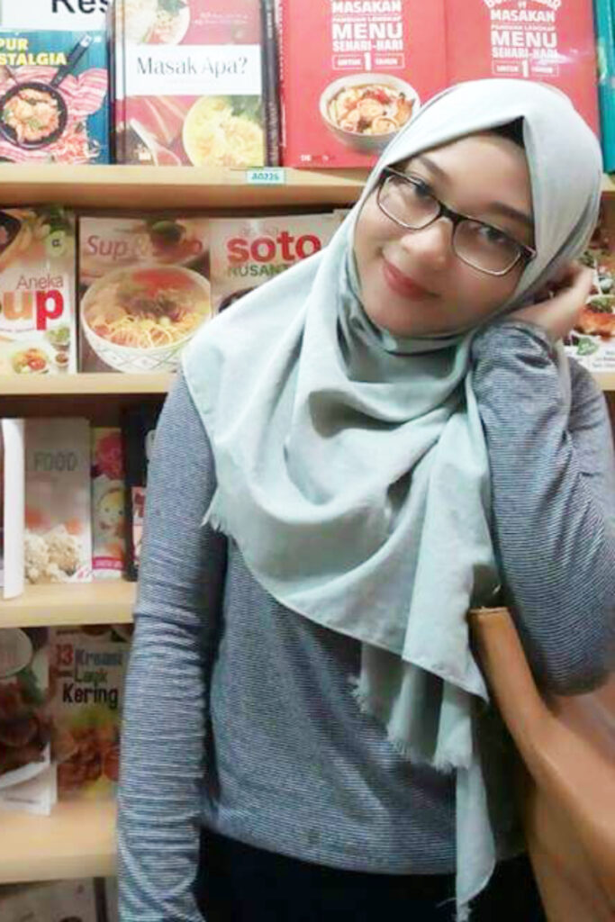 Gamis Syari Cantik Bidang Makassar Ani Revani Cantik Kacamata