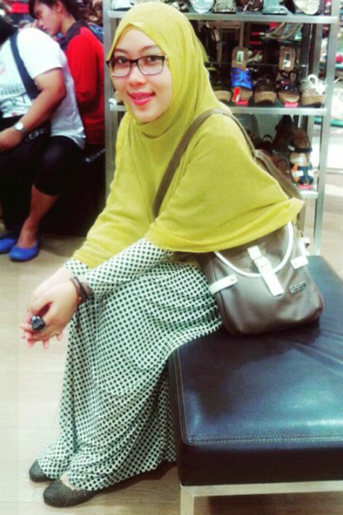 Gamis Syari Cantik Bidang Makassar Ani Revani Duduk Manis