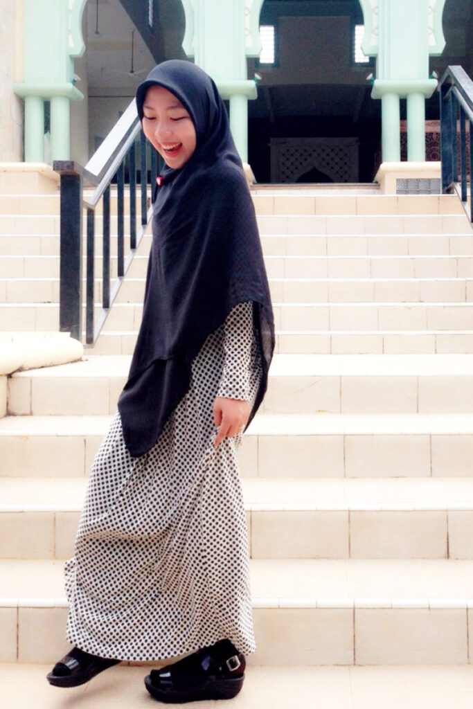 Gamis Syari Cantik Bidang Makassar Ani Revani Jilbab Hitam lebar