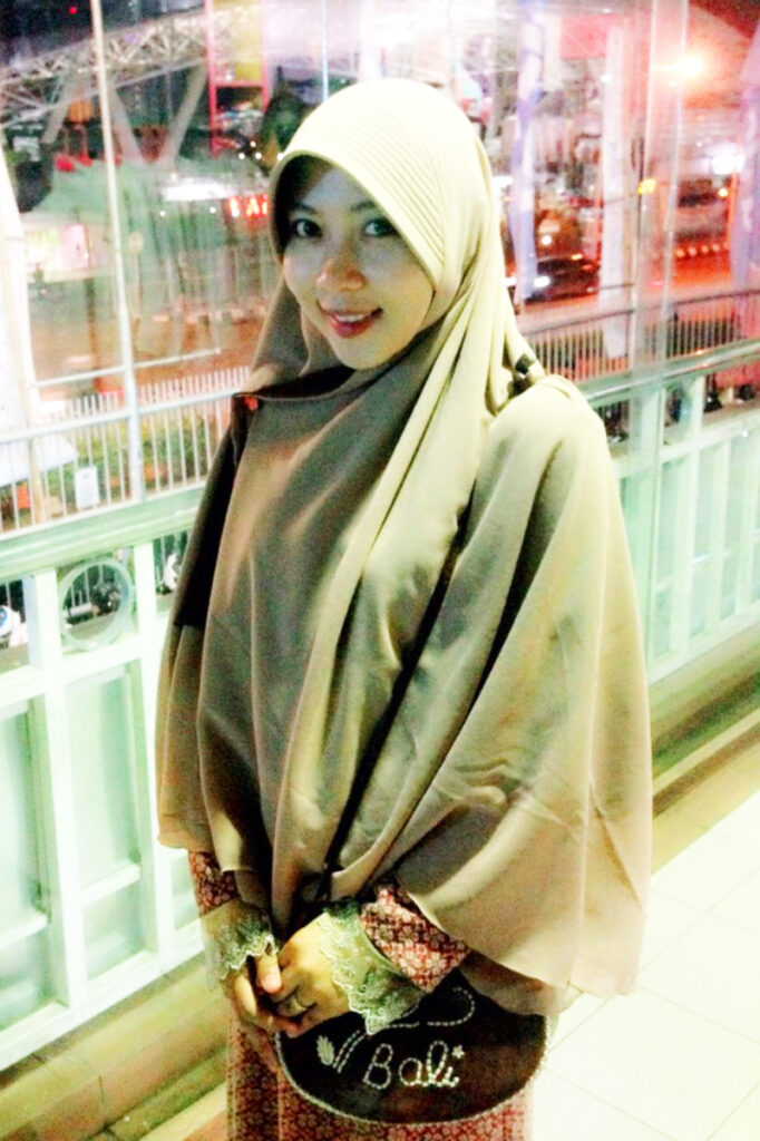 Gamis Syari Cantik Bidang Makassar Ani Revani Senyum lebar