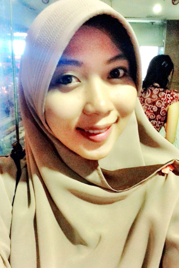 Gamis Syari Cantik Bidang Makassar Ani Revani Senyum manis Menggoda