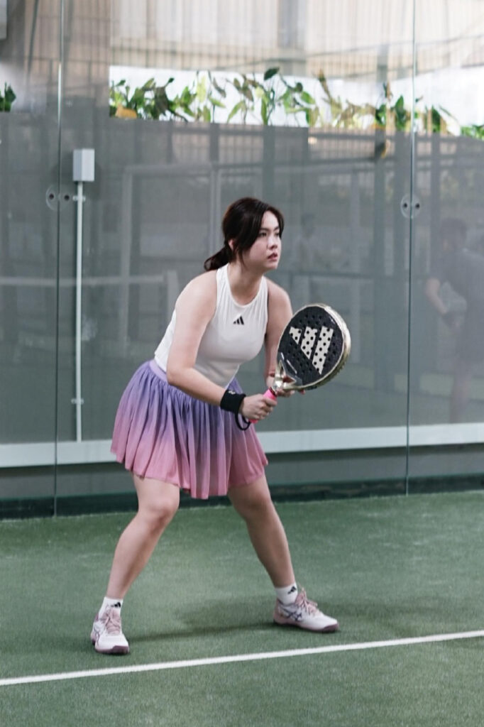 Lisa Novia Chindo Padel Pose nungging Tanktop Putih