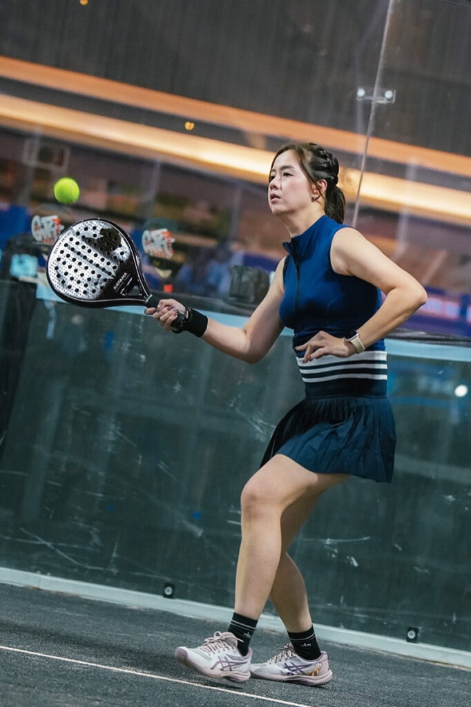 Lisa Novia Chindo Padel Pukul Bola