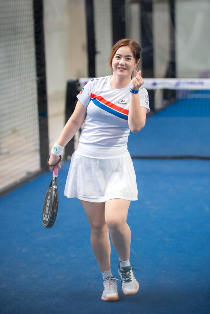 Lisa Novia Chindo Padel pose love sarang heo