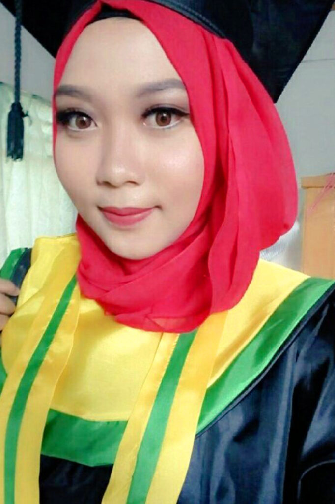 Mahasiswi Bidan Ani Revani Wisuda