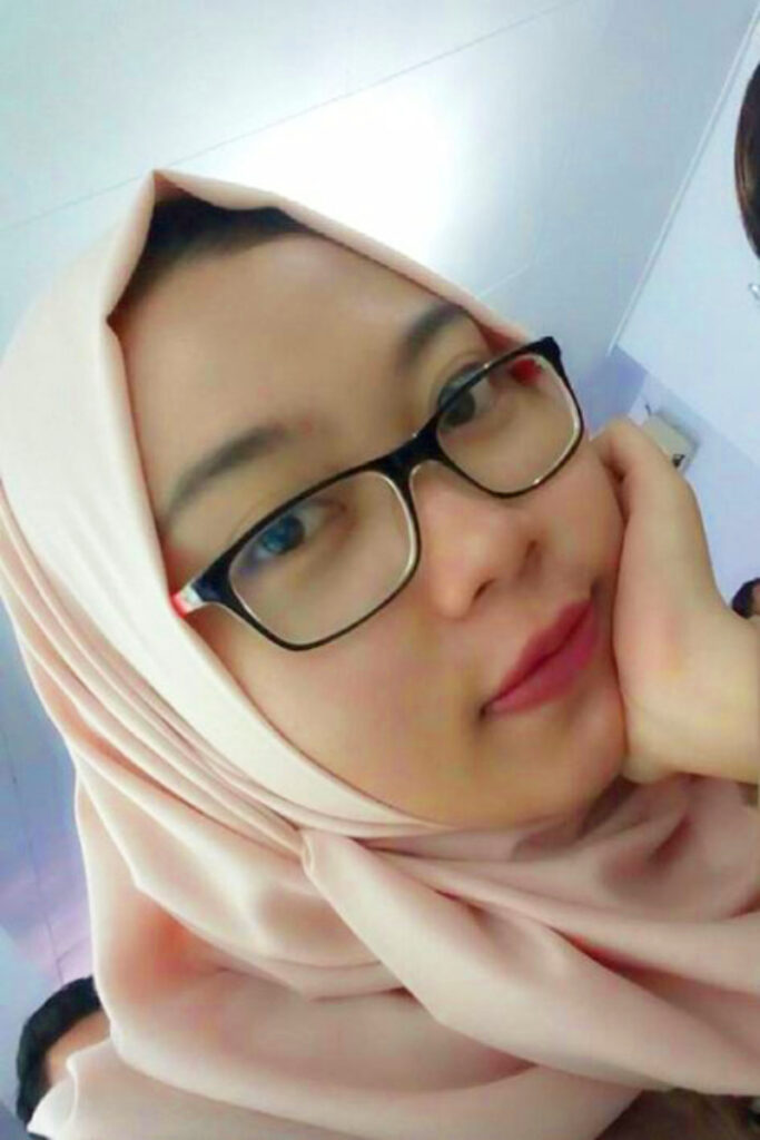 Mahasiswi Selfie Bidan di dalam kelas