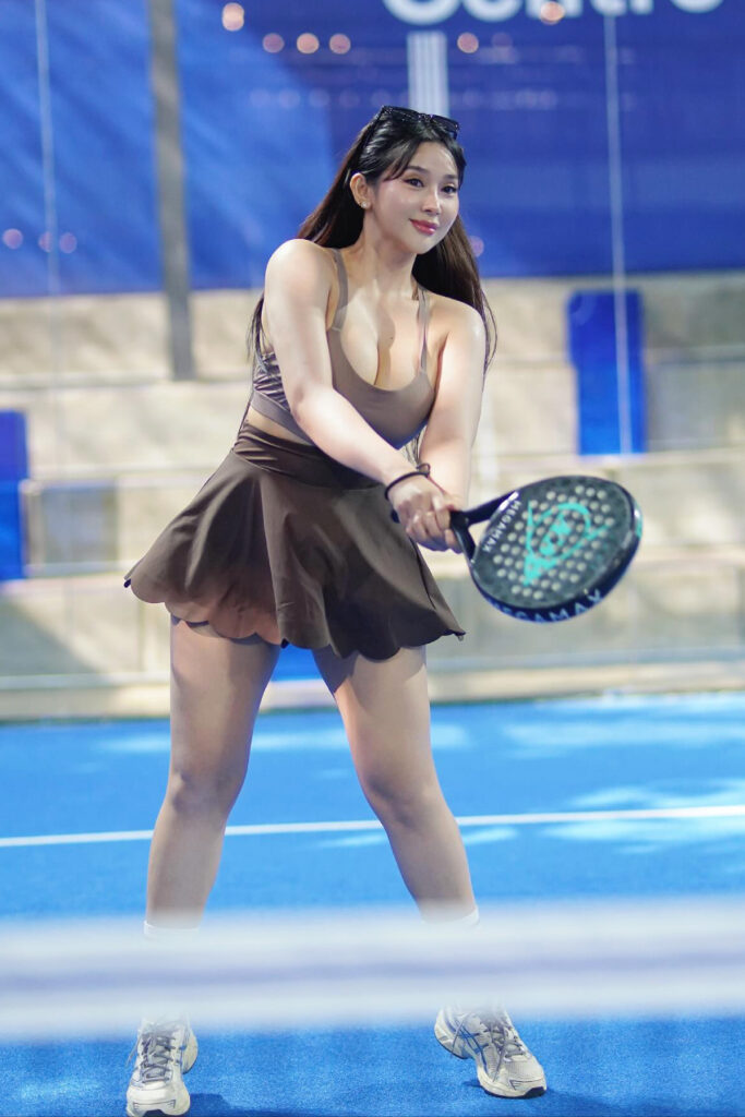 Model Seksi Amelia NS Padel Pukul Bola