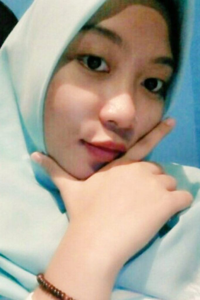 Selfie Manis dan Hot Ani Revani