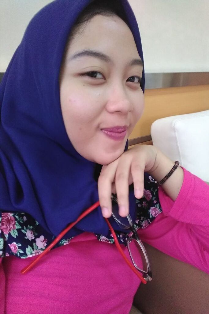 Senyum manis Ani Revani Hot