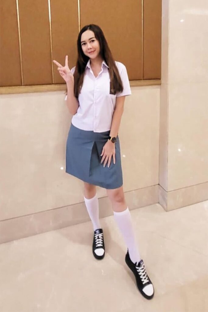 Aura kasih Pamer Paha Mulus dengan Rok Mini Siswi SMA