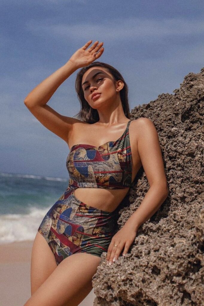 Foto Seksi Ariel Tatum Bikini Batik Mulus