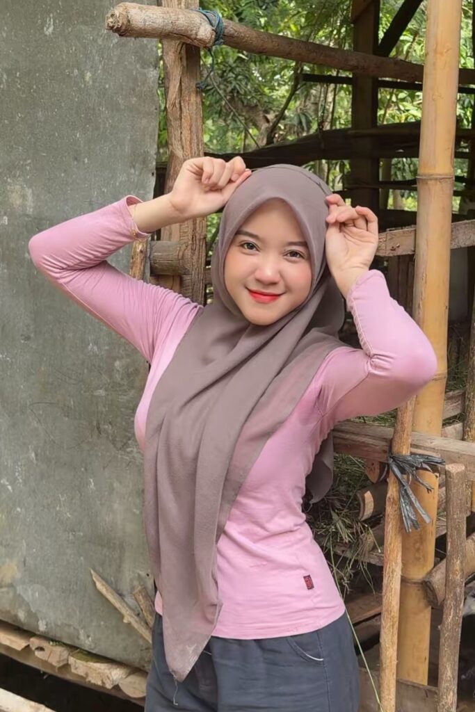 Foto Seksi Hey Hesty Purwanti Pink Gaya genit