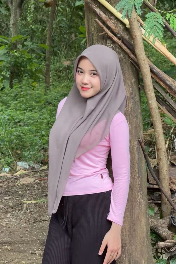 Foto Seksi Hey Hesty Purwanti Pink Pose Genit menggoda