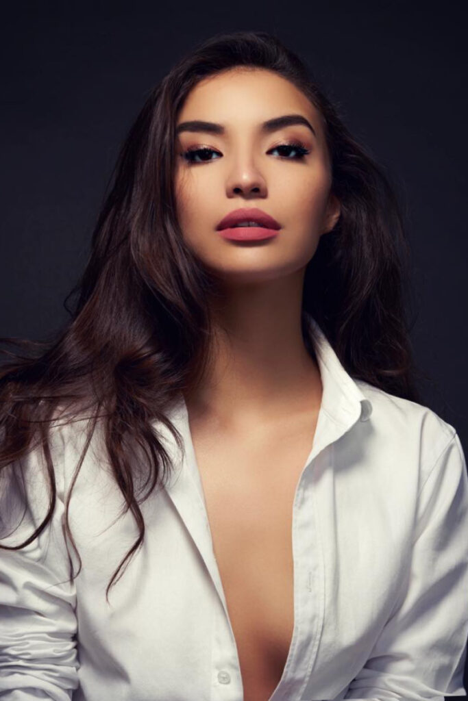 Belahan Dada Seksi Tocil Manohara