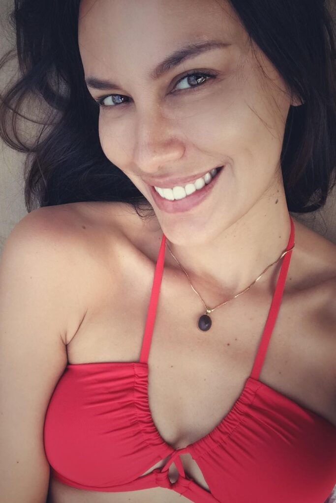 Bikini Merah Seksi Sophia Latjuba