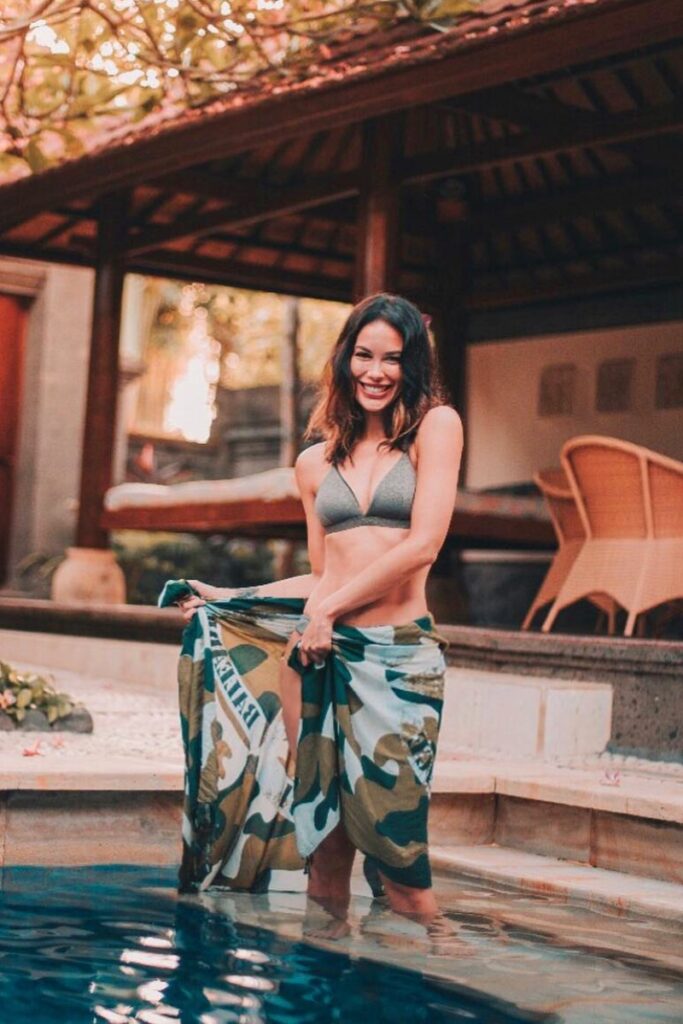 Bikini Seksi Sophia Latjuba Buka Rok