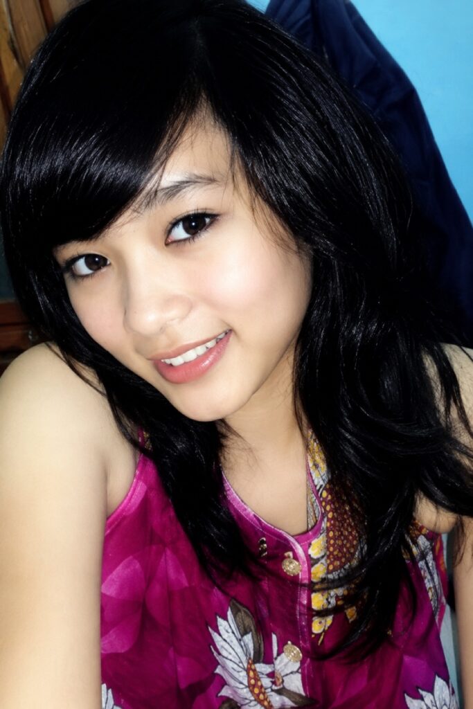 Foto Inara Rusli Seksi Buka Jilbab Daster di Kamar