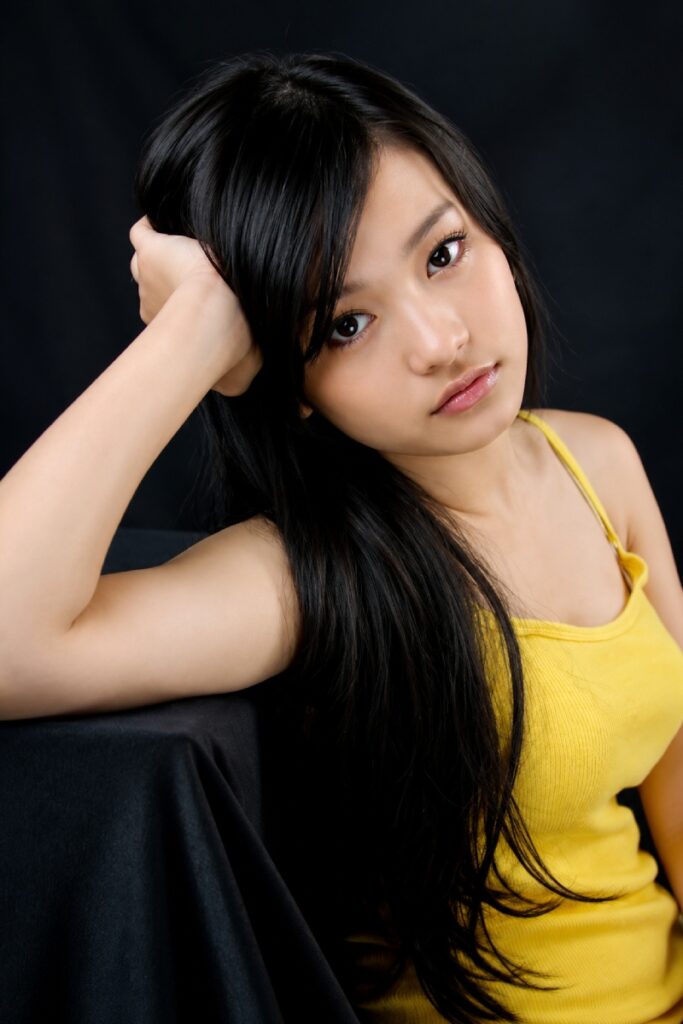 Foto Inara Rusli Seksi Buka Jilbab Tanktop Kuning