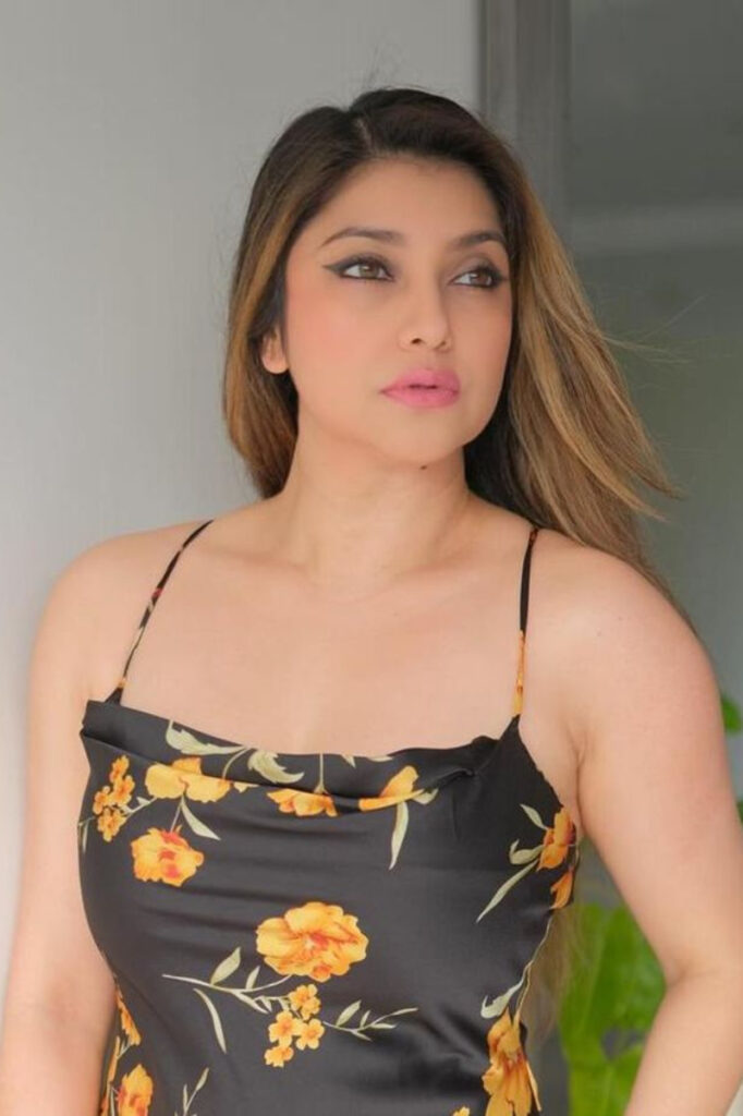 Sarah Azhari Seksi Hot Mom