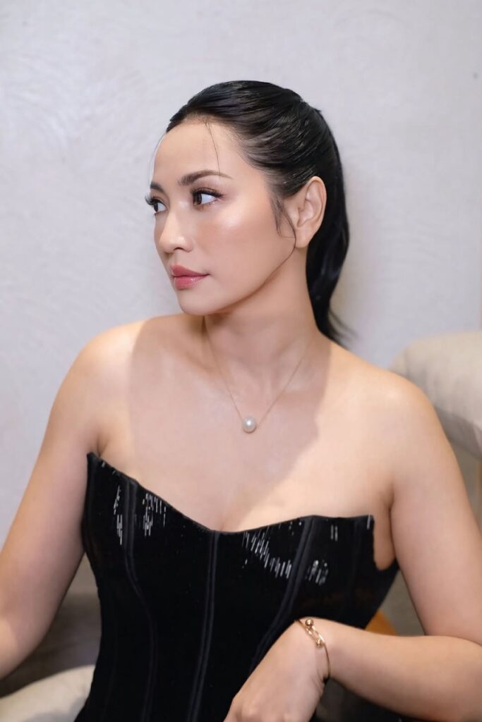 Hesti Purwadinata Seksi Leher jenjang seksi dan manis