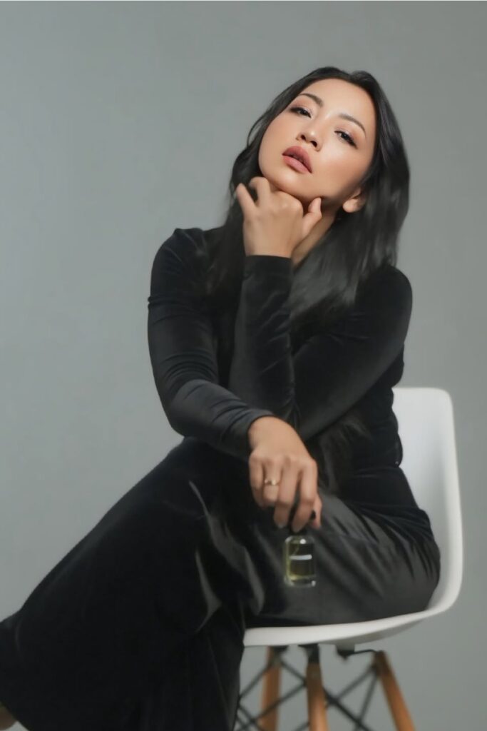 Hesti Purwadinata Seksi Pose Sensual Jual parfum