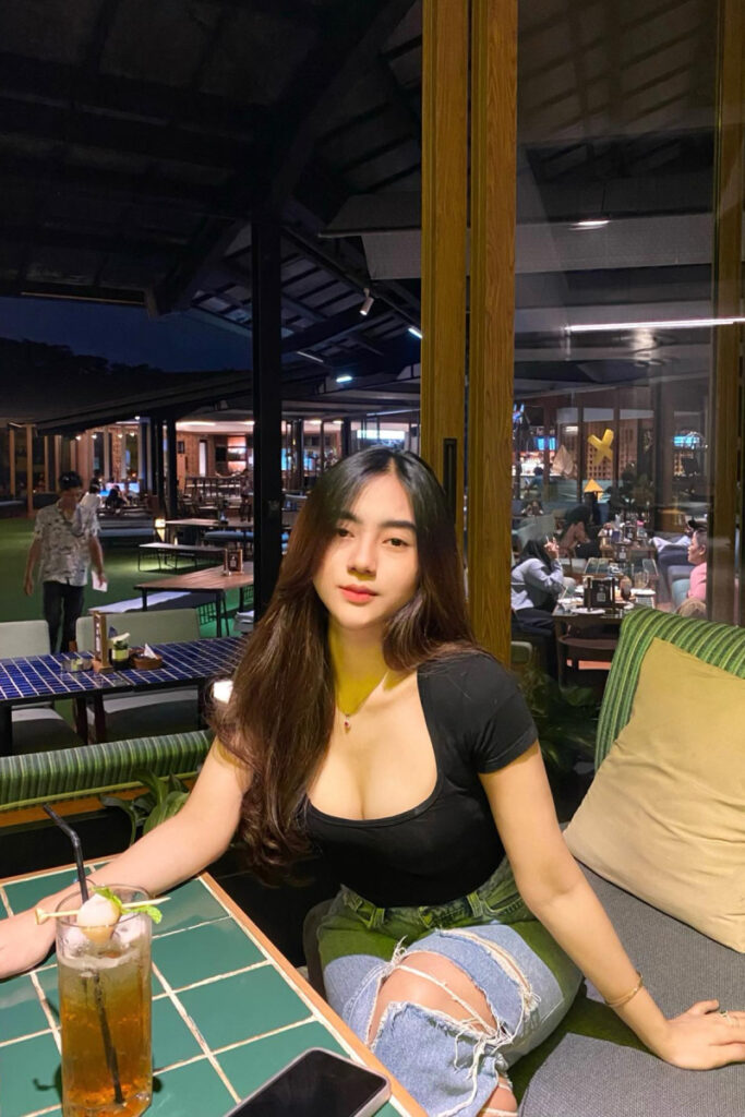 Amoura Sheba Selebgram Bigo Seksi Belahan dada indah seksi