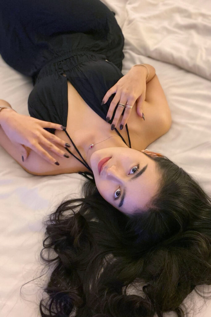 Amoura Sheba Selebgram Bigo Seksi Elus Dada