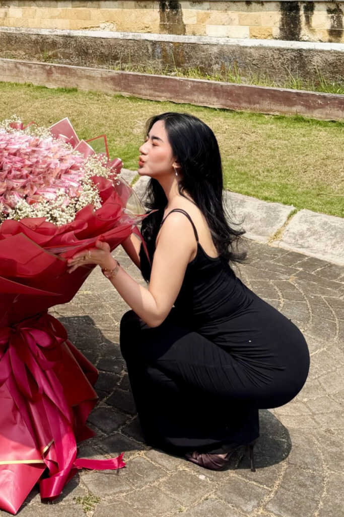 Amoura Sheba Selebgram Bigo Seksi Jongkok